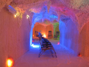 Entspannen auf den Liegestühlen der Salzgrotte Spessarttherme Bad Soden