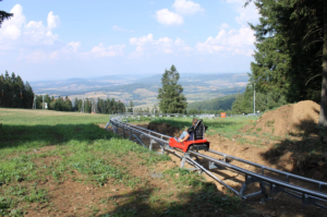 Besuchen Sie auch mal die Wasserkuppe Rhön mit Sommerrodelbahn und Kletterwald